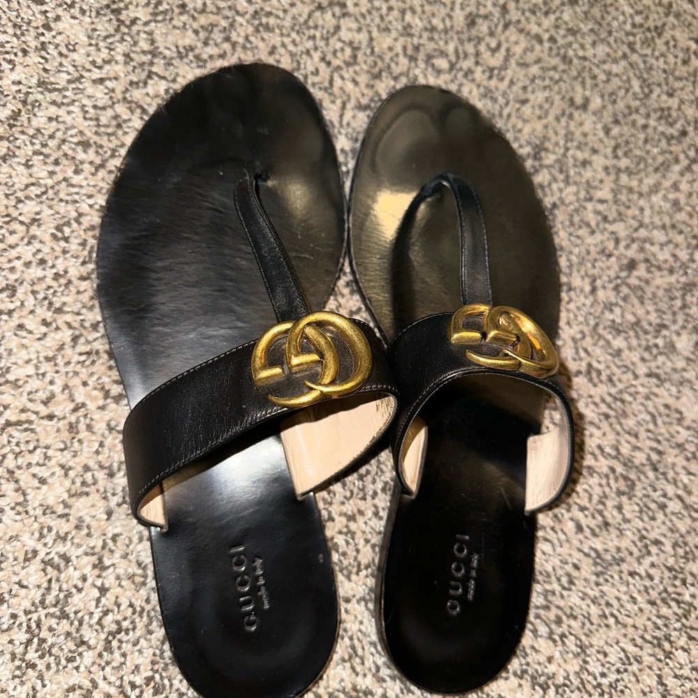 Gucci Black Sandals with Gold Emblem - Picture 2 of 6